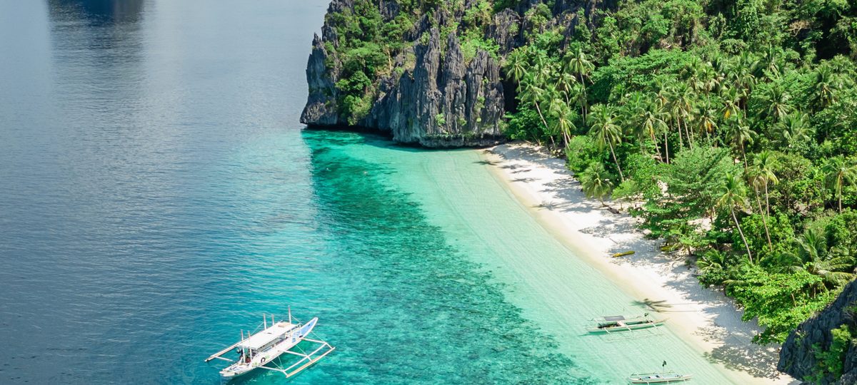 Turquoise water and limestone cliffs at El Nido, Palawan.